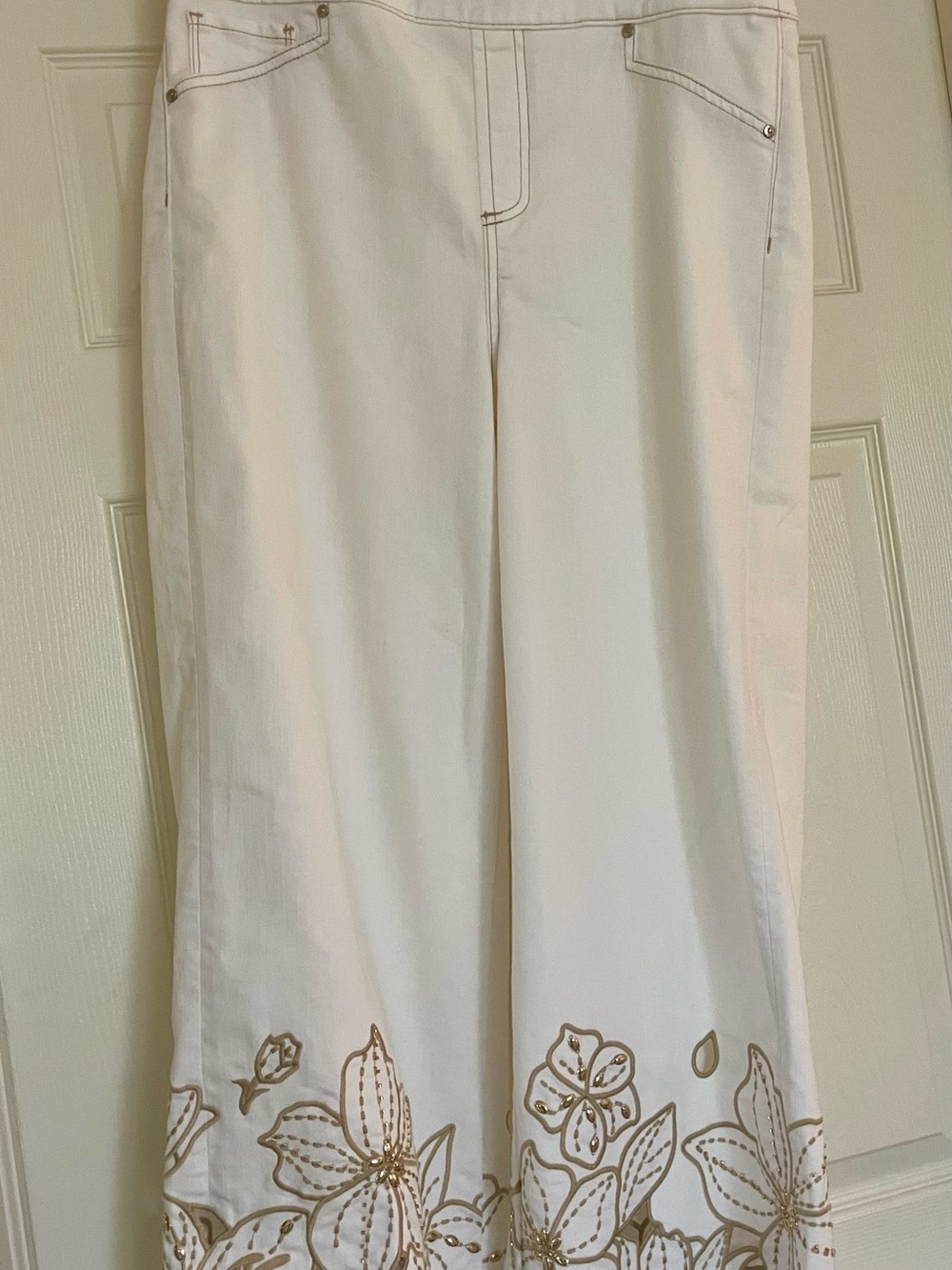 Chico’s White Cropped Wide-Leg Pants with Gold Floral Embroidery Cutouts - Picture 4 of 9